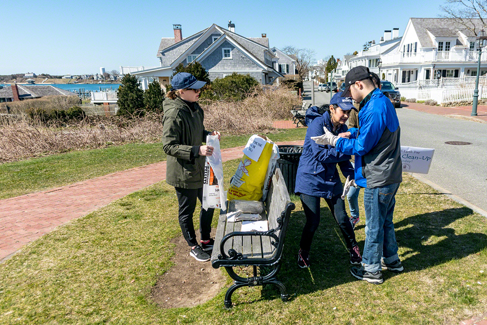 Vineyard Conservation Society Volunteer Elizabeth Rothwell 