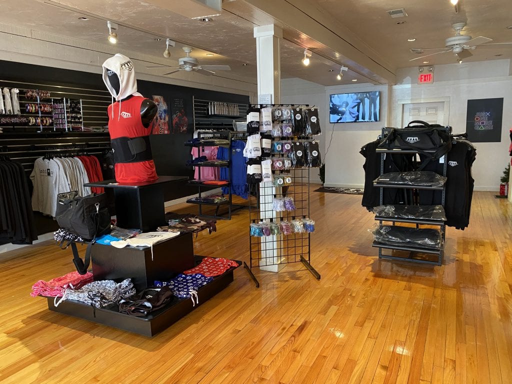 WE LOVE MV
Sideline Martha’s Vineyard 
Vineyard Haven
Shop Local