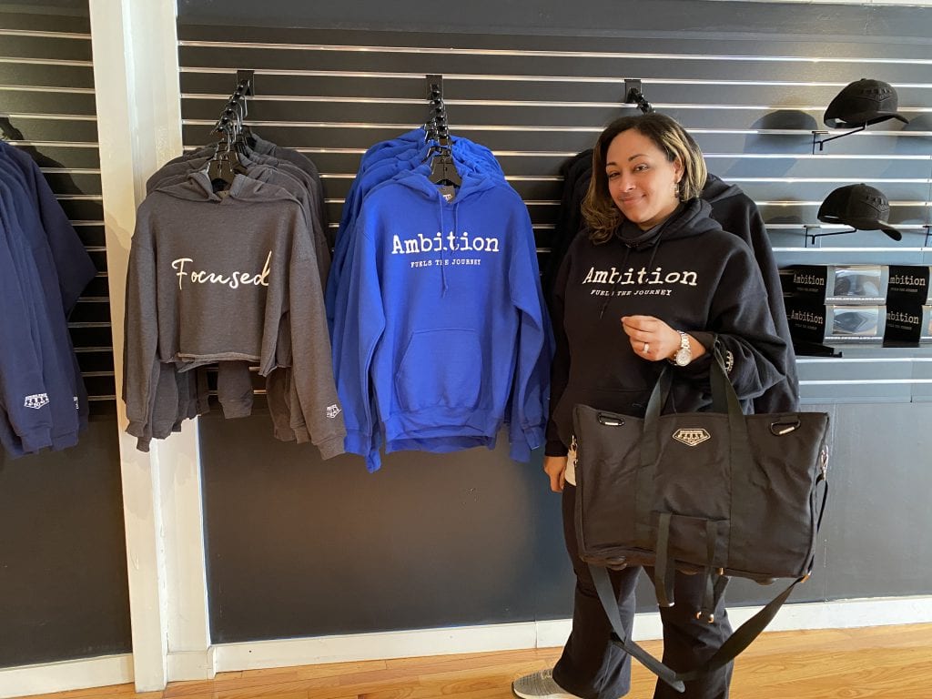 WE LOVE MV
Sideline Martha’s Vineyard 
Vineyard Haven
Shop Local