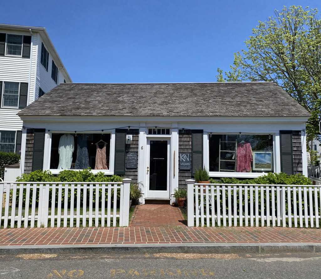 Kin 
Edgartown
Visit Edgartown 
Summer 2021
Shop local
