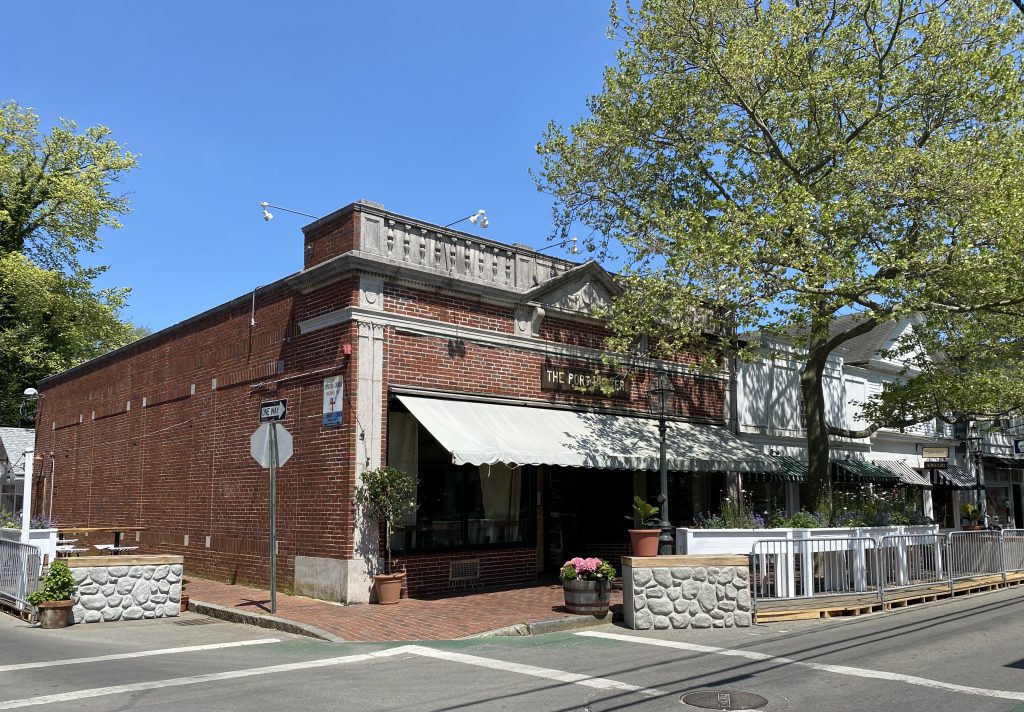Summer 2021
Outdoor dining
Port Hunter
Martha’s VIneyard 
Edgartown
Point B Realty