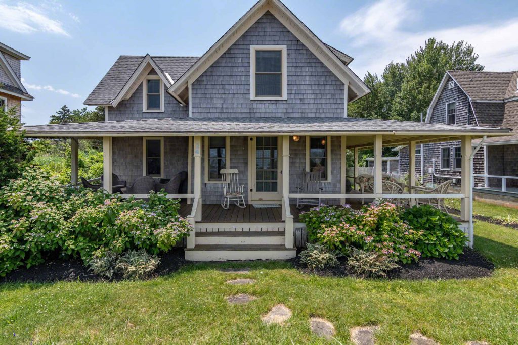 Last-Minute July Getaways
Point B Vacation Rentals
Martha's Vineyard 
Water View
Oak Bluffs