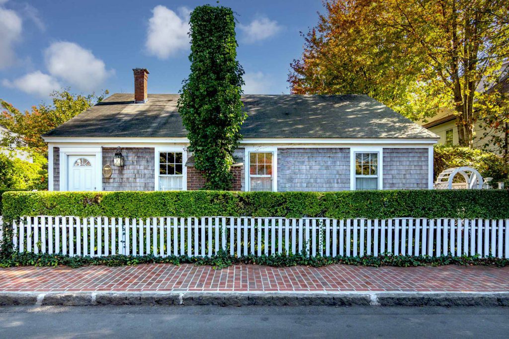 Martha's Vineyard Vacation Rentals Last-Minute July Getaway Specials In-Town Classic Edgartown Cottage
Point B Vacation Rentals
Martha's Vineyard 
Edgartown Village