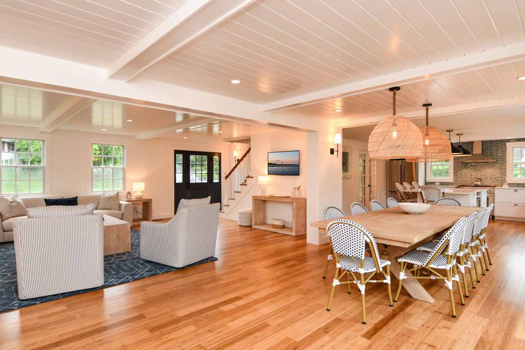 Martha's Vineyard Vacation Rentals Last-July Getaway Specials - Renovated Contemporary Colonial with Carriage House 
Point B Vacation Rentals
Martha's Vineyard 
Edgartown
Edgartown Village
Newly Renovated 